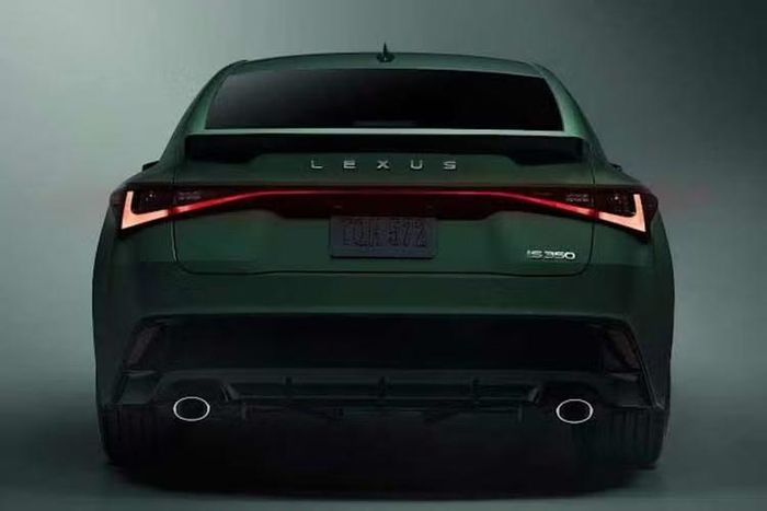 Tuy nhiên, Lexus chỉ sản xuất 350 chiếc IS 2027 với gói ngoại thất đặc biệt màu sơn xanh Envious và mâm BBS rèn 19 inch tại thị trường Bắc Mỹ. Giá bán của gói trang bị này hiện vẫn chưa được công bố.