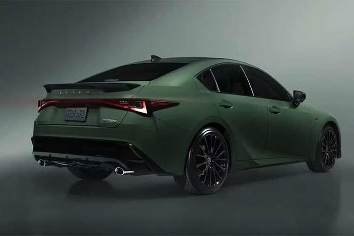 Gói Special Appearance Package không mang đến thay đổi về công suất động cơ. Ở các phiên bản IS 350 F Sport Design, Lexus bổ sung mâm 19 inch màu đen kết hợp bề mặt gia công và vô-lăng sưởi tiêu chuẩn