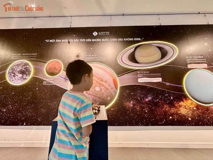 Thay vì chỉ quan sát, trẻ em có thể chủ động khám phá không gian trưng bày, tương tác với các nội dung và đặt câu hỏi về những điều đang diễn ra bên ngoài Trái đất.