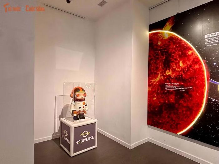 “Vũ trụ song song” diễn ra tại tầng 2 (Galerie du Futur), LOTTE Department Store, 54 Liễu Giai, Hà Nội, tạo thêm một điểm đến trải nghiệm khoa học dành cho gia đình và trẻ nhỏ.