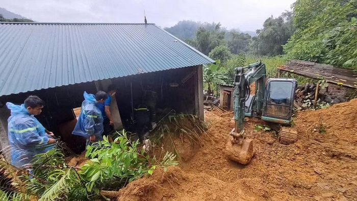 Phòng Cảnh sát PCCC và CNCH Công an tỉnh Phú Thọ, Công an xã Đà Bắc khẩn trương huy động tối đa lực lượng, phương tiện nhanh chóng tiếp cận hiện trường, tổ chức tìm kiếm người bị vùi lấp, bảo đảm an ninh, trật tự và an toàn trong quá trình thực hiện nhiệm vụ.