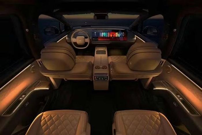 Nội thất của SUV điện Li i9 2026 tiếp tục duy trì thiết kế 3 màu phân tầng. Xe có hai tùy chọn màu nội thất là trắng-xám và nâu-cà phê. Các họa tiết hình thoi kết hợp với chất liệu kim loại nhẹ tạo cảm giác sang trọng và bớt nặng nề cho nội thất.