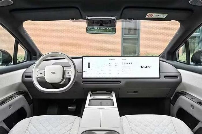 Những trang bị khác của xe gồm có tủ lạnh 10 lít hoàn toàn mới có thể làm mát/hâm nóng/hỗ trợ cấp đông/làm lạnh; hệ thống âm thanh Home Theater 9.3.6 kênh với 29 loa, công suất cực đại 4.960 W; màn hình toàn cảnh 29 inch độ phân giải 6K đặc trưng ở phía trước và màn hình giải trí 21 inch độ phân giải 4K ở phía sau, hỗ trợ trượt 120 mm theo cả 2 hướng