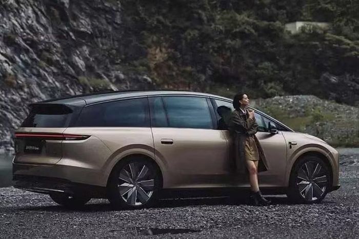 Con số lực cản này thuộc mức thấp nhất trong số các xe SUV sản xuất hàng loạt trên toàn cầu. Có được hệ số lực cản không khí ấn tượng này một phần là nhờ thiết kế ngoại thất mượt mà của Li i9. Xe tiếp tục duy trì phong cách thiết kế gia đình và gợi liên tưởng đến MPV.