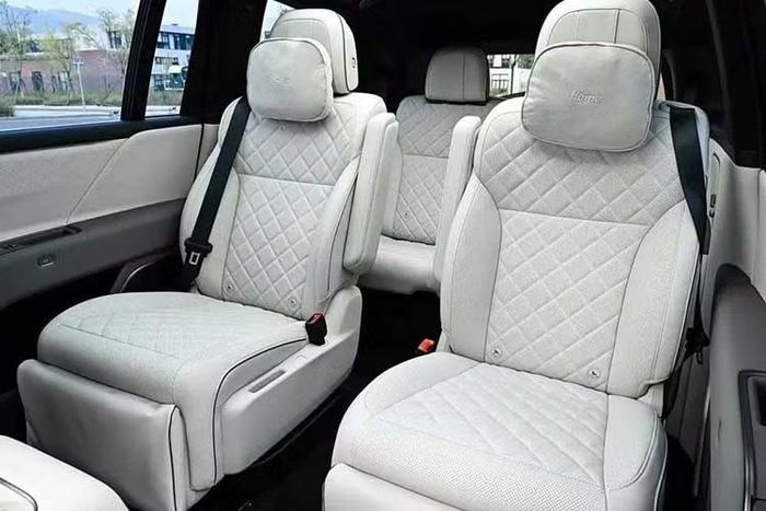 Xe được trang bị tiêu chuẩn 4 ghế không trọng lực và có thể mở đồng thời một lúc. Đây là một trang bị chưa từng xuất hiện trên các mẫu xe cùng phân khúc. Hàng ghế thứ hai sử dụng 2 ghế không trọng lực xoay hai chiều cỡ lớn. Kết hợp với bàn, hệ thống này có thể tạo ra các chế độ phòng khách, phòng ngủ, rạp chiếu phim...