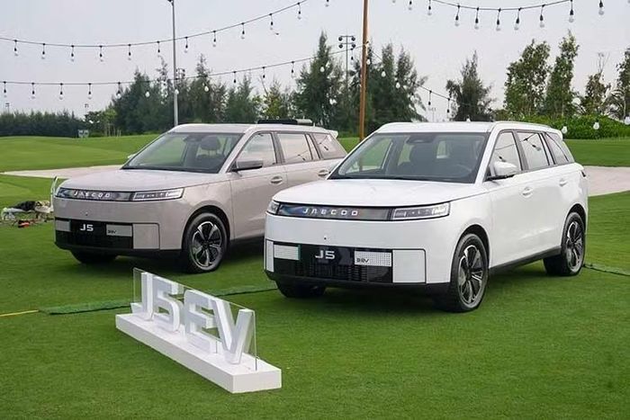 JAECOO J5 với 1.670 xe đăng ký, đứng thứ 4 toàn thị trường Anh trong tháng 8.