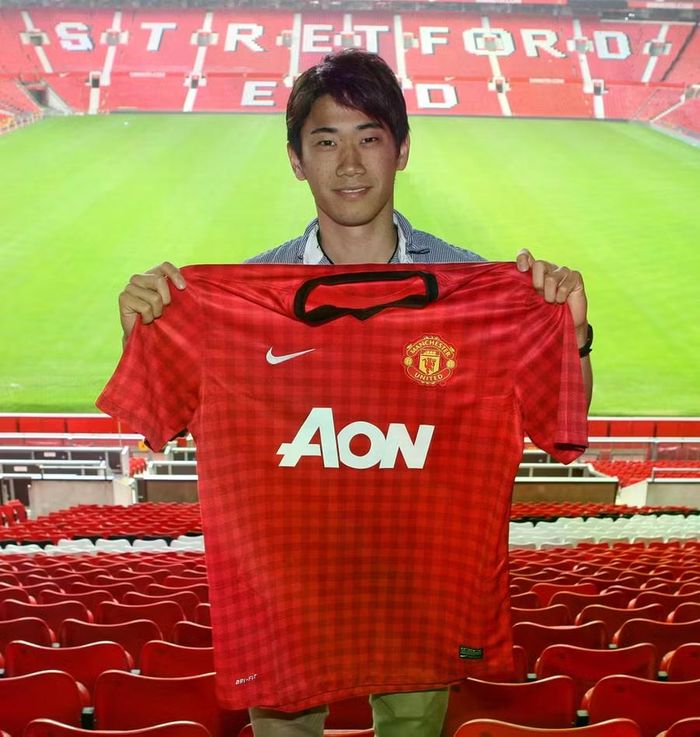  Tiền vệ Shinji Kagawa từng cập bến Man Utd từ Borussia Dortmund với giá 12 triệu bảng năm 2012 trong nhiều kỳ vọng. Nhưng cầu thủ Nhật Bản không thể tái hiện phong độ rực sáng ở Bundesliga như dưới thời Sir Alex Ferguson rồi David Moyes, trước khi trở lại Dortmund chỉ 2 năm sau. ﻿Sau các chặng dừng chân tại PAOK và Sint-Truiden, Kagawa hiện trở về quê nhà thi đấu cho Cerezo Osaka ở tuổi 37. Ảnh: AP. 