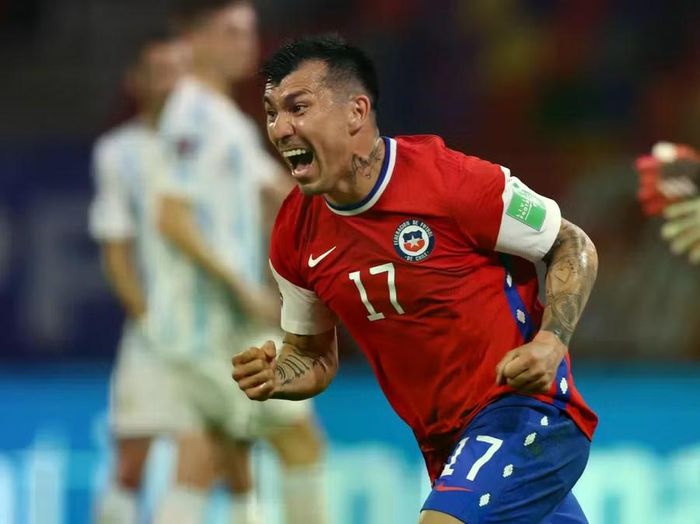  Tiền vệ phòng ngự Gary Medel từng có 1 mùa chơi cho Cardiff City tại Ngoại hạng Anh 2013-2014. Cầu thủ Chile ra sân 35 trận nhưng không thể giúp đội bóng xứ Wales tránh xuống hạng. ﻿Sau đó, Medel tiếp tục chu du qua Inter Milan, Besiktas, Bologna và Vasco da Gama. Ở tuổi 39, cựu tuyển thủ có 161 lần khoác áo Chile đã trở về quê nhà thi đấu cho Universidad Catolica. Ảnh: Reuters. 