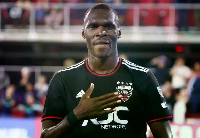  Tiền đạo Christian Benteke từng bùng nổ với 19 bàn cho Aston Villa mùa 2012-2013, qua đó được Liverpool chi 32,5 triệu bảng đưa về Anfield. Nhưng chân sút người Bỉ không thể bén rễ và phải rời đi chỉ sau 1 mùa. ﻿Anh sau đó tìm lại chỗ đứng trong 6 năm khoác áo Crystal Palace, rồi tiếp tục dừng chân tại DC United ở Mỹ. Hiện Benteke, 35 tuổi, chơi cho Al-Wahda tại UAE. Ảnh: Alamy. 
