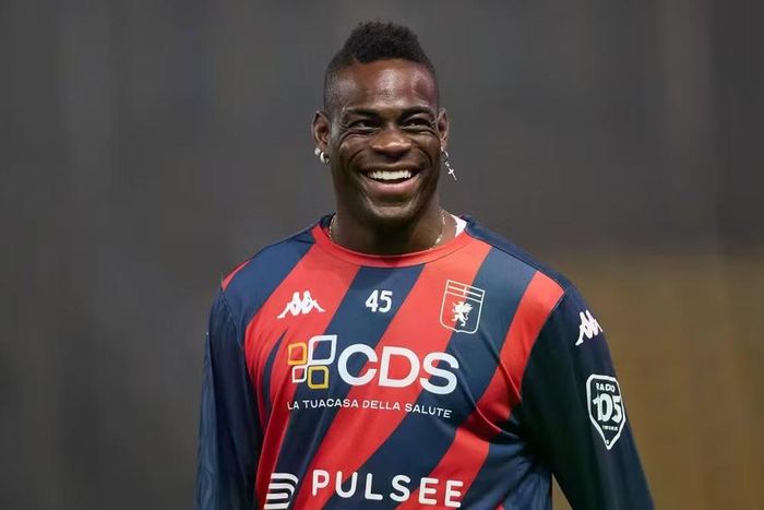  Tiền đạo Mario Balotelli từng khiến Ngoại hạng Anh vừa mê vừa ngán bởi cá tính mạnh trong màu áo Man City và Liverpool. Sau thời kỳ đỉnh cao, chân sút người Ý trở thành 'gã du mục' với hàng loạt điểm dừng như Brescia, Monza, Sion, Genoa hay Adana Demirspor. ﻿Ở tuổi 36, Balotelli đã rời xa sân khấu lớn và hiện chơi cho Al-Ittifaq tại UAE, nơi anh ghi 6 bàn mùa trước. Ảnh: Getty. 