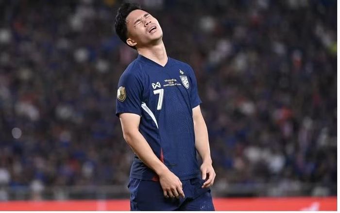 Ở ASEAN Cup 2026, nhà cầm quân người Anh muốn có Supachok trong đội hình, nhưng việc giải đấu không thuộc lịch FIFA Days nên CLB Hokkaido Consadole Sapporo không đồng ý nhả người.