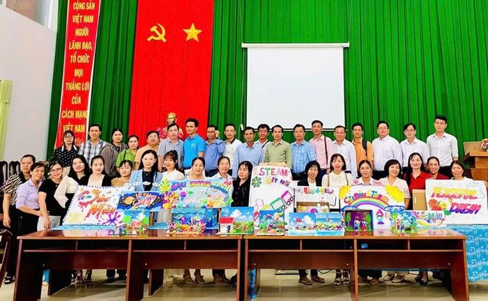 Giáo viên Tiểu học tham dự bồi dưỡng hoạt động giáo dục STEM/STEAM. Ảnh: TN.