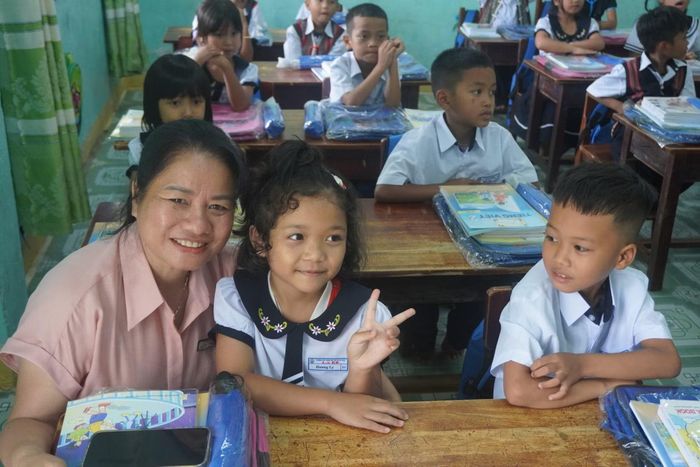 Cô Lê Cảnh Phương Hạnh, Hiệu trưởng Trường PTNT Tiểu học La Êê, TP Đà Nẵng ﻿hỏi thăm học sinh trong ngày tựu trường. Ảnh: NTCC