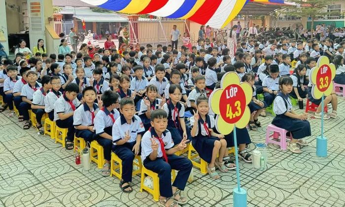 Học sinh Trường Tiểu học Cần Thạnh (xã Cần Giờ) trong ngày khai giảng năm học mới.