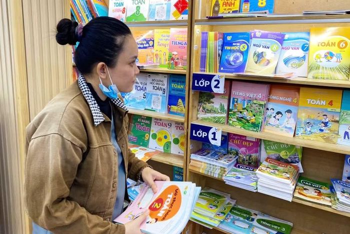 Phụ huynh mua bổ sung SGK cho con em tại nhà sách.