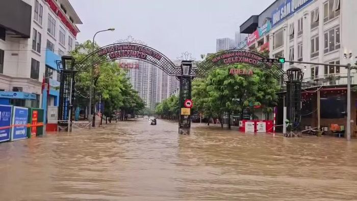 Tình trạng ngập sâu ở cổng chào KĐT Geleximco - khu A. Ảnh: Đình Tuệ.