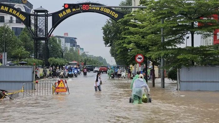 Tình hình mưa lớn gây ngập sâu vẫn còn đang tiếp diễn trong sáng 17/9. Ảnh: Đình Tuệ.