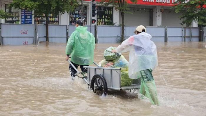 Một số người dân cung cấp dịch vụ chở đồ thuê qua các đoạn ngập sâu.