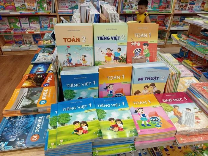 Sách giáo khoa bày bán tại một siêu thị tại Đồng Tháp.