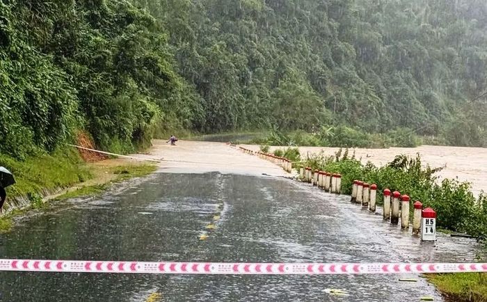 Nước sông Luồng (đoạn qua xã Nam Xuân) dâng cao khiến đường giao thông bị ngập.