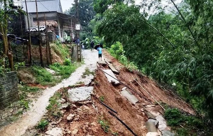 Sạt lở đe dọa nhà dân ở xã Nam Xuân (Thanh Hóa).