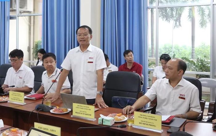 TS. NGƯT Phạm Xuân Khánh, Hiệu trưởng Trường Cao đẳng Công nghệ cao Hà Nội phát biểu tại hội nghị.