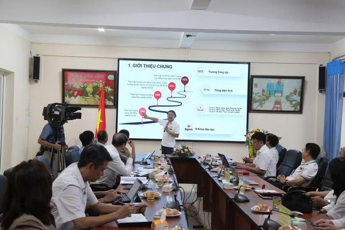 Quang cảnh hội nghị góp ý cho đề án.