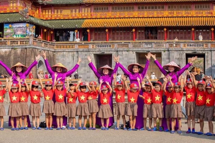 Giáo viên Huế còn có nhiệm vụ là "sứ giả" truyền tải giá trị văn hóa, lịch sử Huế đến thế hệ trẻ thông qua các chương trình, trải nghiệm.