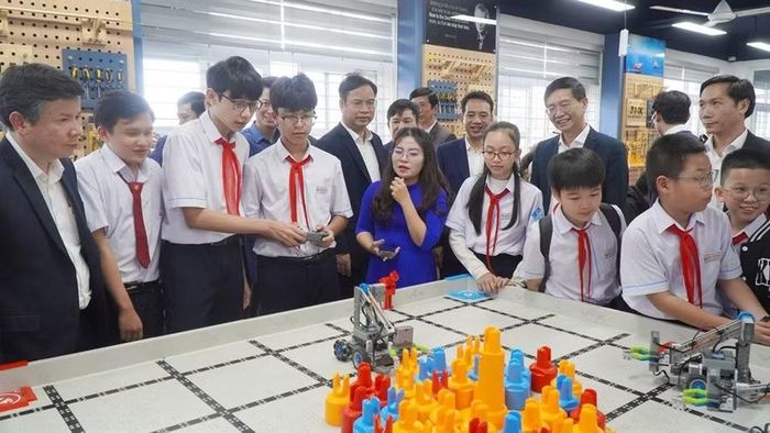 Bồi dưỡng năng lực cho giáo viên trong thời đại mới nhằm đổi mới sáng tạo và hội nhập quốc tế. Trong ảnh là các cán bộ, giáo viên xem phòng thực hành STEM hiện đại tại Trường THCS Nguyễn Tri Phương, TP Huế.
