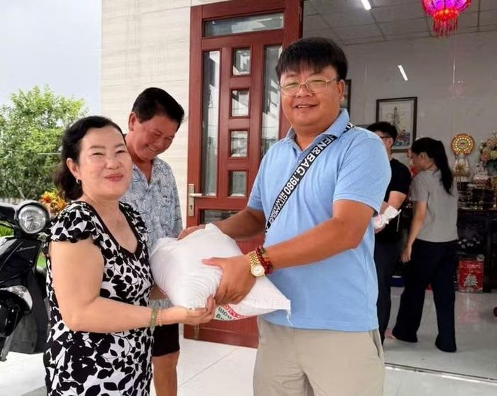 Anh Nguyễn Văn Thành (áo xanh), Chủ nhiệm Câu lạc bộ Phản ứng nhanh Nhân đạo, Hội Chữ thập đỏ TPHCM.
