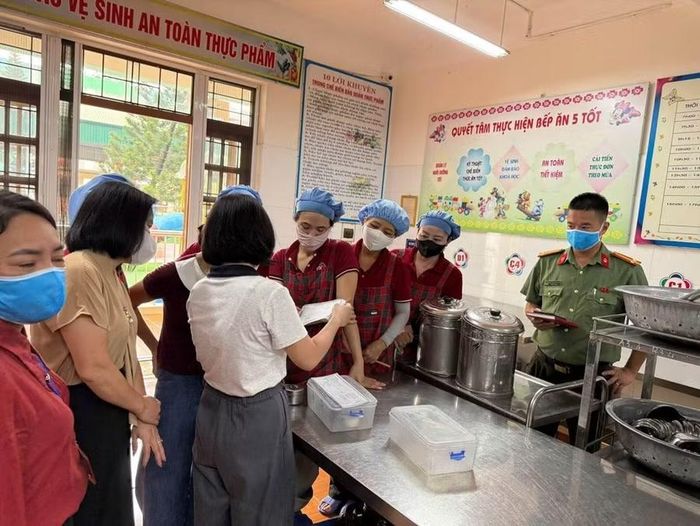 Cán bộ Công an phối hợp kiểm tra khu vực chế biến, bếp ăn cơ sở giáo dục