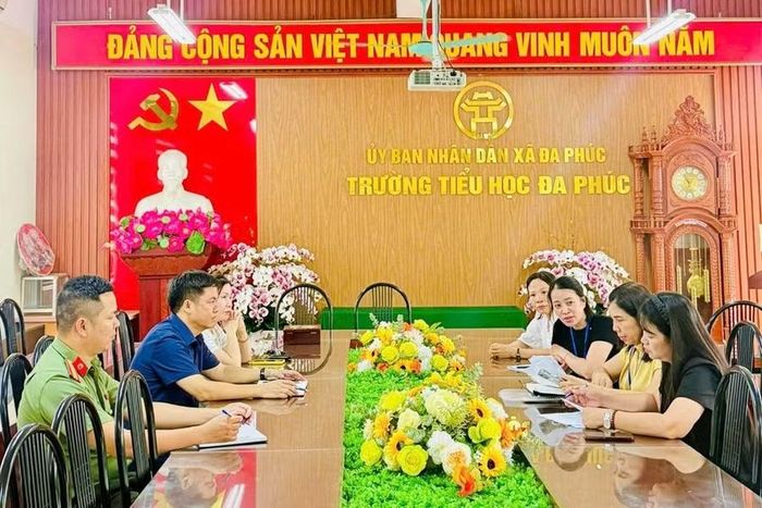 Công an cùng đơn vị chức năng kiểm tra công tác bán trú tại Trường Tiểu học Đa Phúc.