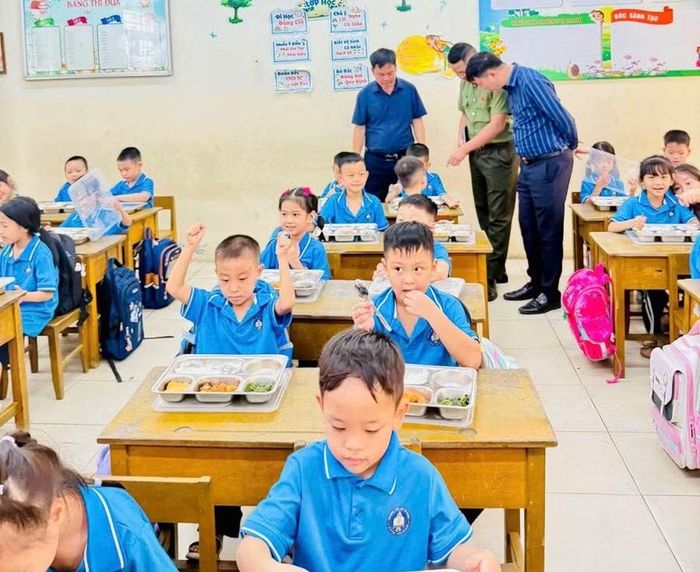 Cán bộ công an phối hợp kiểm tra khu vực chế biến, bếp ăn cơ sở giáo dục.