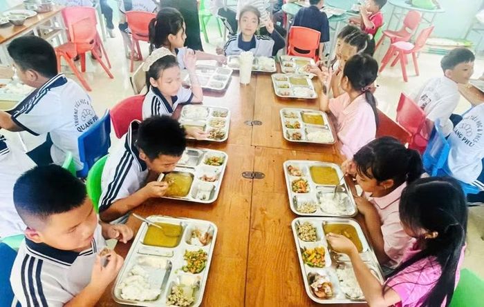 Bữa ăn bán trú được nhà trường chú trọng đảm bảo an toàn thực phẩm, dinh dưỡng.
