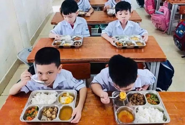 Bữa ăn trưa tại trường với nhiều món, đảm bảo chất lượng.