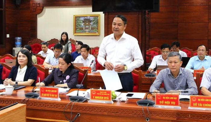 Ông Y Nhuân Byã, Phó Chủ tịch UBND tỉnh Đắk Lắk trao đổi. (Ảnh: Thành Tâm)