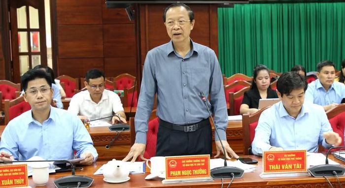 Thứ trưởng Thường trực Phạm Ngọc Thưởng trao đổi tại buổi làm việc với UBND tỉnh Đắk Lắk. (Ảnh: Thành Tâm)