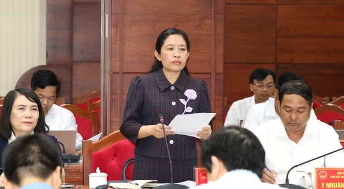 Bà Lê Thị Thanh Xuân, Giám đốc Sở GD&ĐT báo cáo. (Ảnh: Thành Tâm)