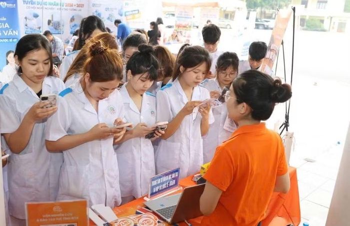 Sinh viên Trường Cao đẳng Y tế Phú Thọ tìm hiểu yêu cầu nghề nghiệp tại Ngày hội tư vấn việc làm năm 2026.
