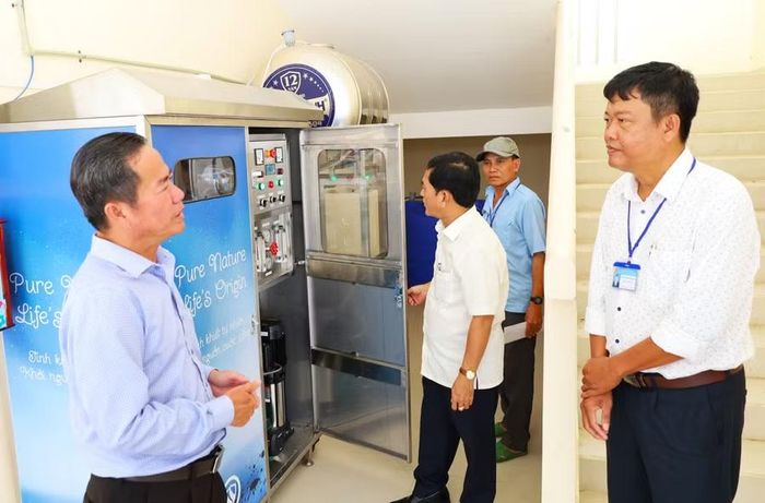 Đoàn Công tác của tỉnh Cà Mau kiểm tra hệ thống nước uống sạch trên địa bàn tỉnh.