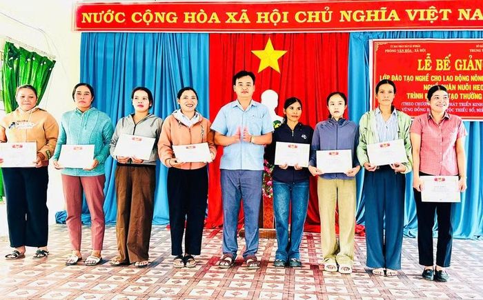 58 học viên xã M'Drắk hoàn thành lớp nghề Chăn nuôi heo.