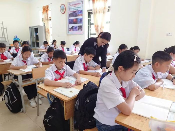 Ngành Giáo dục Điện Biên đặt mục tiêu bảo đảm học sinh vùng cao, biên giới có đủ tài liệu phục vụ học tập.