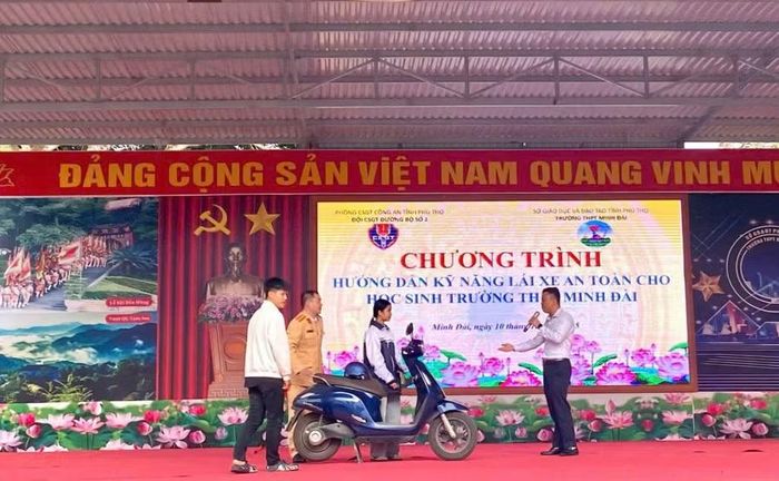 Trường THPT Minh Đài (Phú Thọ) hướng dẫn kỹ năng lái xe an toàn cho học sinh.
