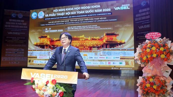 GS.TS Trần Bình Giang, Chủ tịch Hội Ngoại khoa và Phẫu thuật Nội soi Việt Nam, phát biểu chào mừng và chỉ đạo Hội nghị.
