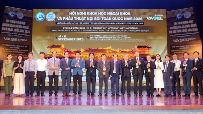 Các đại biểu chụp ảnh lưu niệm.