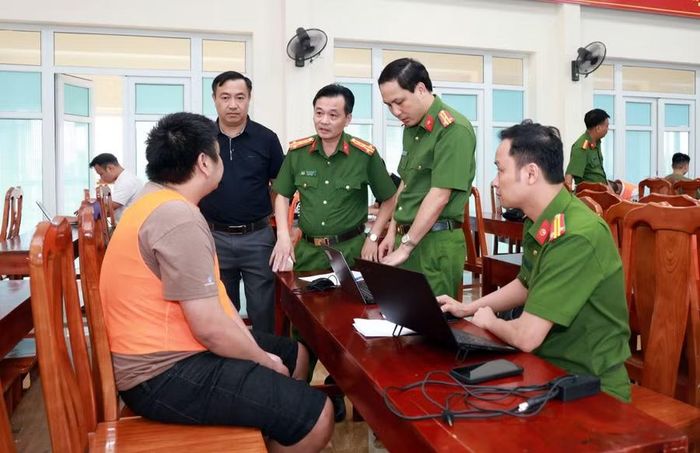 Đại tá Trần Quốc Huy, Phó Giám đốc Công an tỉnh Lào Cai trực tiếp đấu tranh với đối tượng trong đường dây.
