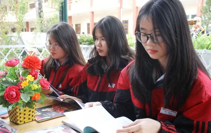 Học sinh Trường THPT Chi Lăng (Lạng Sơn) đọc sách tại thư viện ngoài trời của nhà trường.