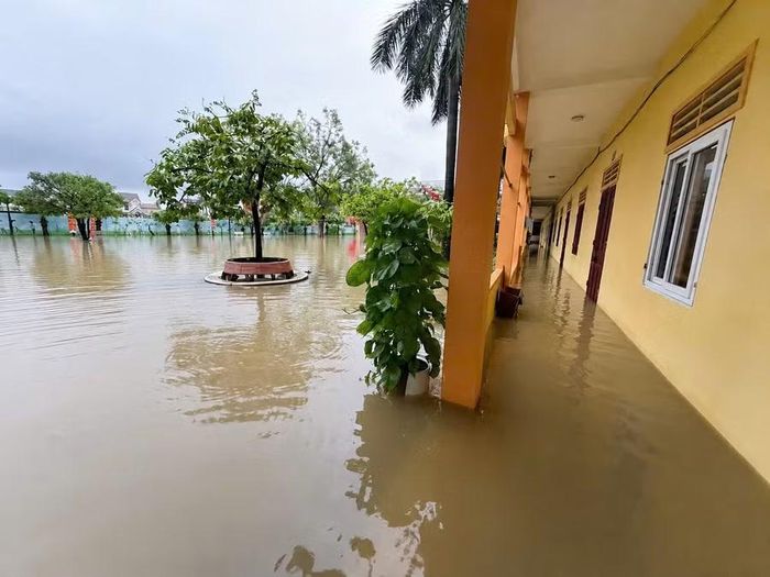 Nước sông Mai Giang dâng cao gây ngập Trường Tiểu học Hoàng Mai 1 (phường Hoàng Mai, Nghệ An). Ảnh: NTCC