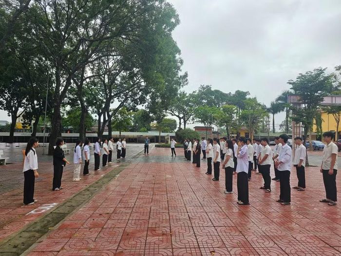Trường THPT Đông Hiếu (xã Đông Hiếu, Nghệ An) tổ chức dạy học trở lại sau 1 ngày tạm nghỉ do mưa lớn.