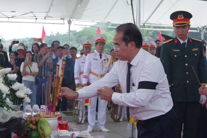 Ông Trần Anh Tuấn, Phó Chủ tịch UBND TP Đà Nẵng dâng hương trong lễ truy điệu các liệt sĩ.